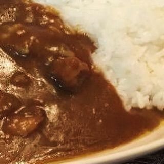 いつも忙しいあなたへ
今日も1日お疲れ様でした

本日の試食は地元函館でとても有名な
メーカーの『カレー』です

個人的な感想
お肉や具がゴロッと入っており 辛さのバランスも絶妙で何度でも食べたくなる奥深い味でした✨
(ちなみに僕は2杯食べてしまいました)
カレーの種類が豊富なのも嬉しいです
個人的にイギリス風とフランス風のカレーは本場の味が楽しめて大満足でした

あなたにどんな品物が届くかは毎月のお楽しみに！
北からのご褒美ギフトが少しでもあなたの元気や活力になりますように✨
執事オスカルでした

#ハコスク#ご褒美ギフト 
#オスカルが試食してみた
#いつも忙しい私へ
#いつも頑張ってるご褒美に 
#北海道出身　#函館出身
#自分へのご褒美  #オスカル
#北海道食品 #北海道食材 
#北海道グルメ #函館 #函館グルメ
#お取り寄せ #カレー #カレー好き 
#グルメ #ごはん #カレーライス 
#函館カレー #函館カレーライス 
#サブスク #定期便 #送料無料
#五島軒 #五島軒カレー